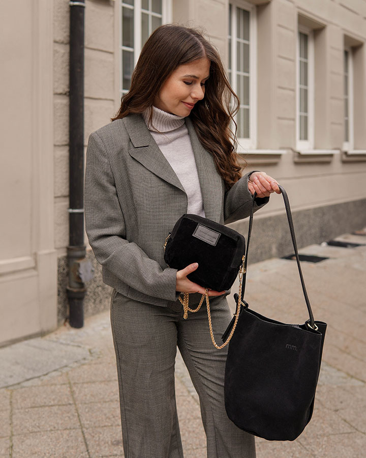 Zamszowa torebka z regulowanym paskiem