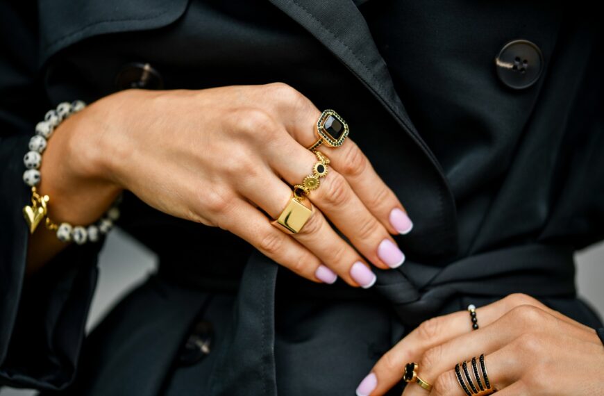 Idealny prezent na Dzień Babci – jak wybrać biżuterię pełną ciepła…