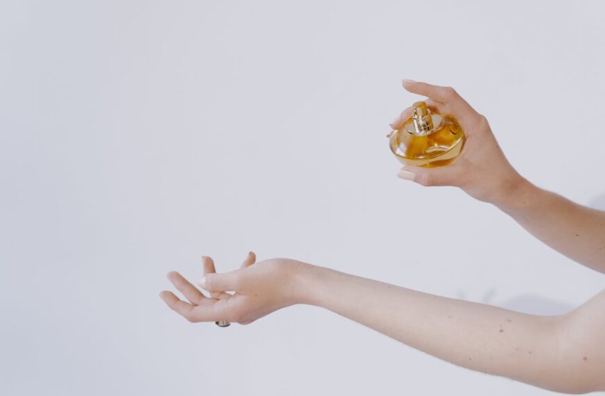 Rytuał perfumowania – jak robić to z klasą i skutecznie?